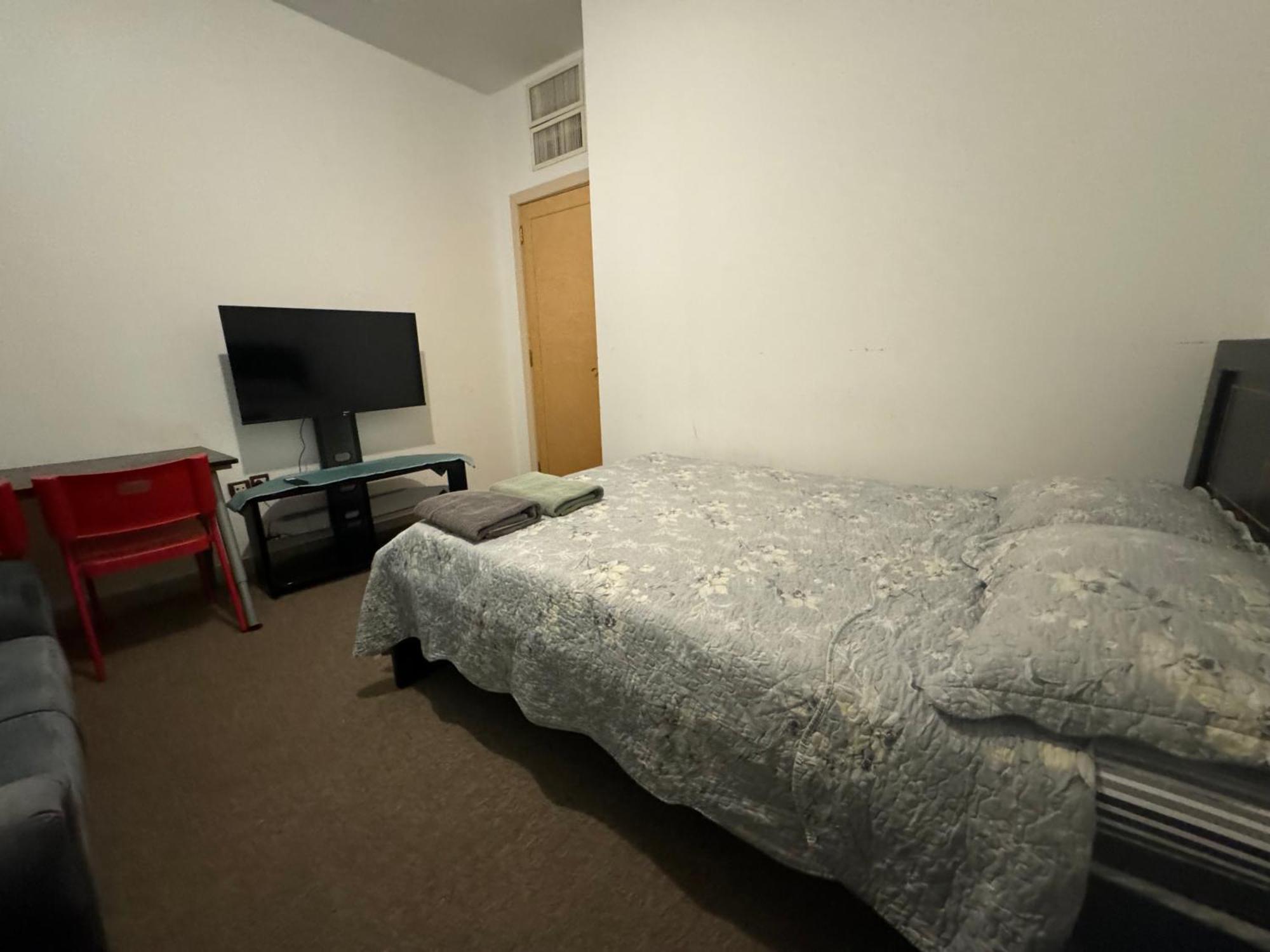 Homestay Double - Shared Bathroom, No Parking Abu Dhabi